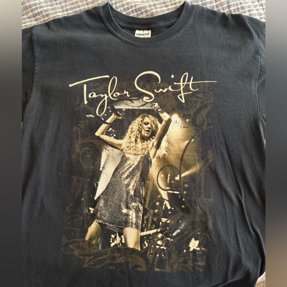 VINTAGE 2009 RARE TAYLOR SWIFT FEARLESS TOUR SHIRT